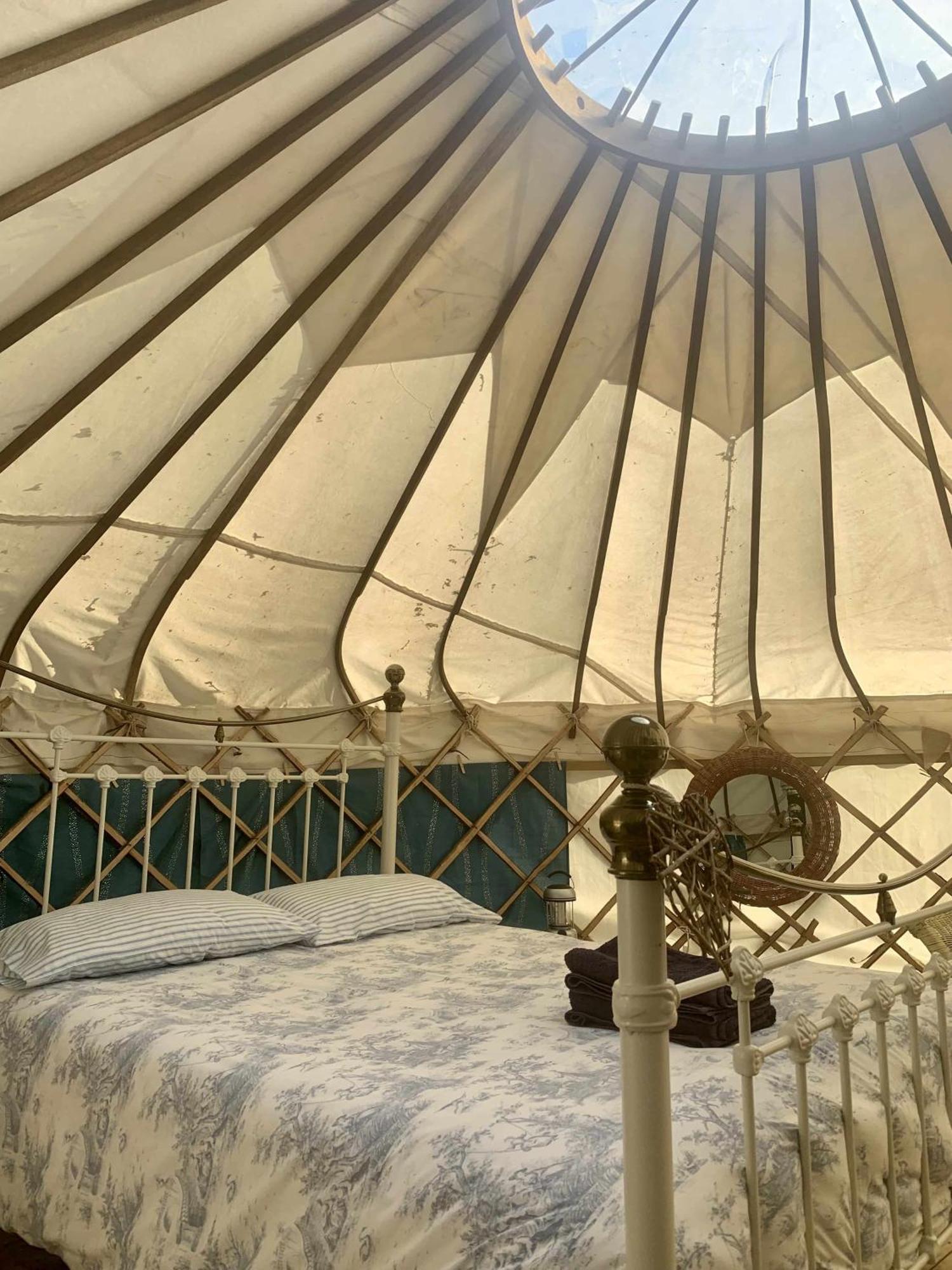 فندق Ceridwen Glamping, Double Decker Bus And Yurts Llandysul المظهر الخارجي الصورة
