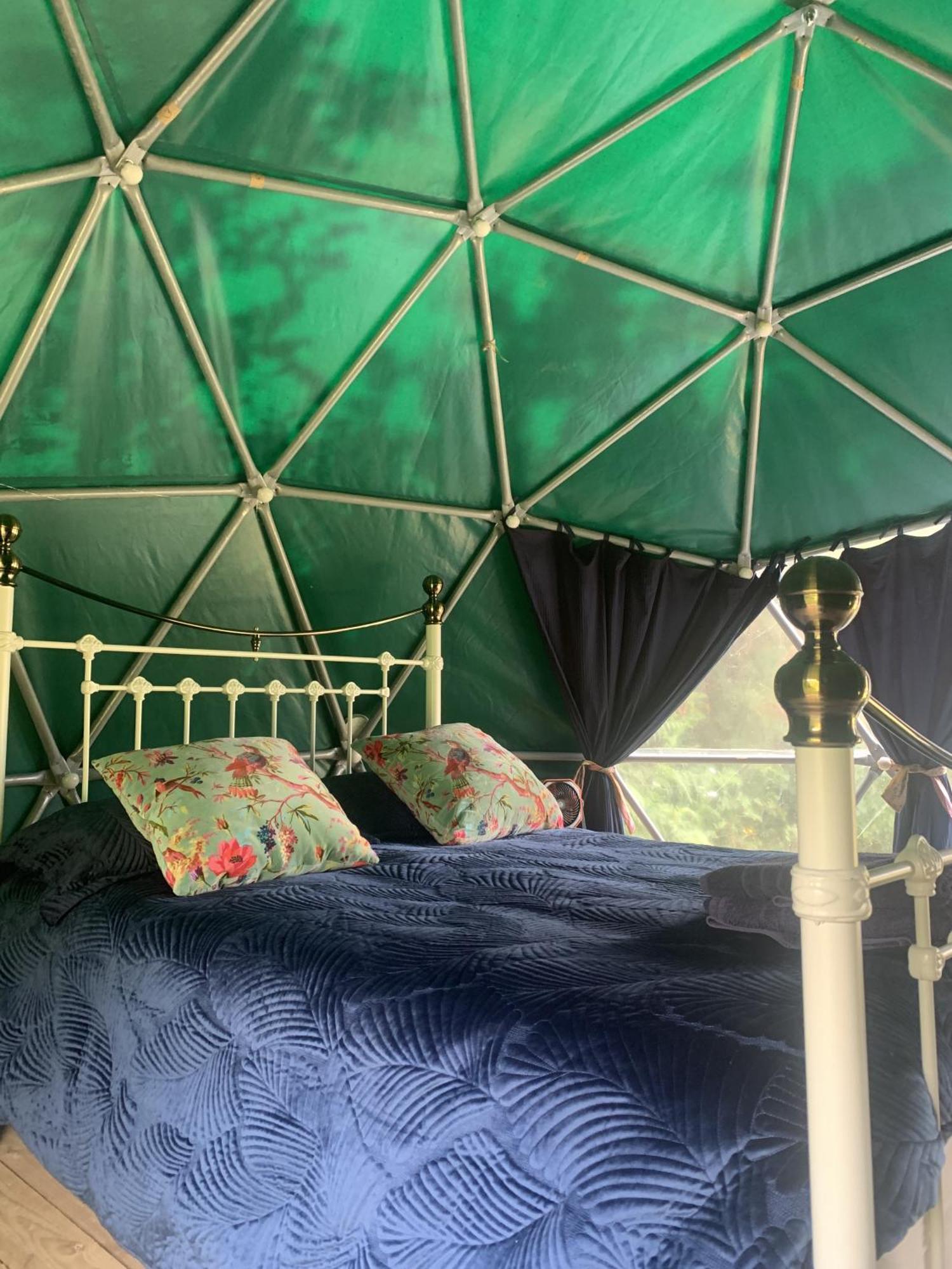 فندق Ceridwen Glamping, Double Decker Bus And Yurts Llandysul المظهر الخارجي الصورة