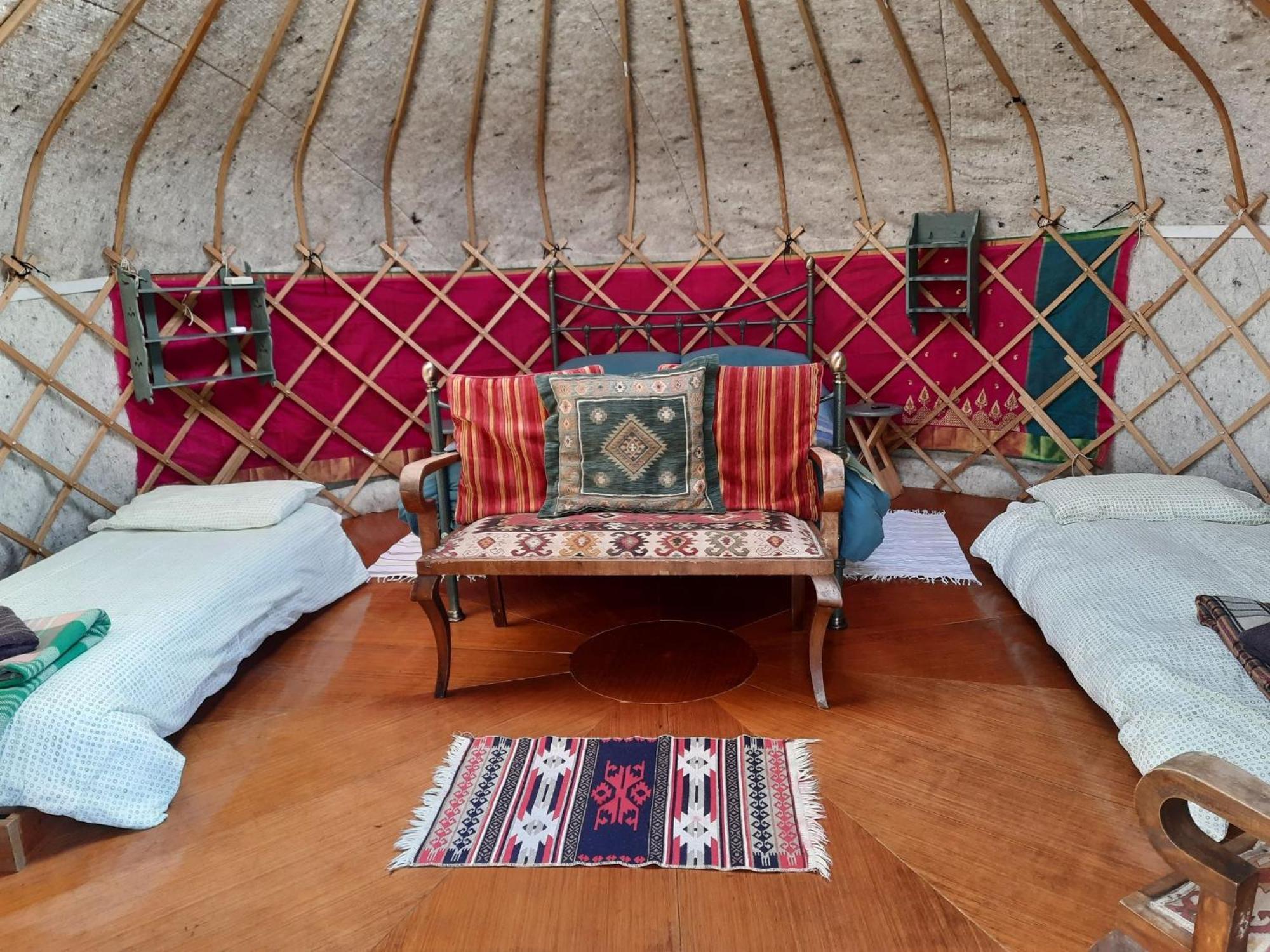 فندق Ceridwen Glamping, Double Decker Bus And Yurts Llandysul المظهر الخارجي الصورة