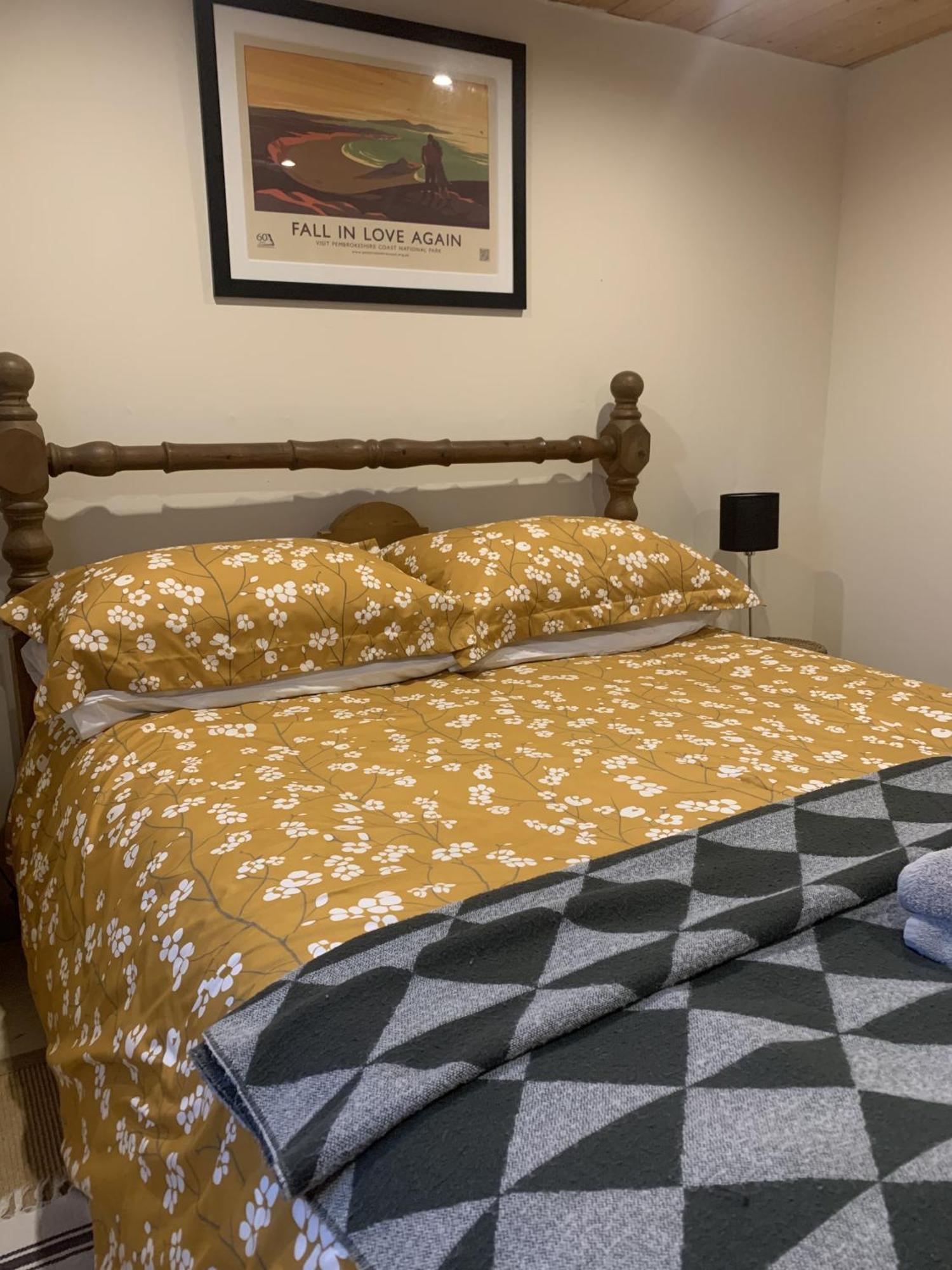 فندق Ceridwen Glamping, Double Decker Bus And Yurts Llandysul المظهر الخارجي الصورة