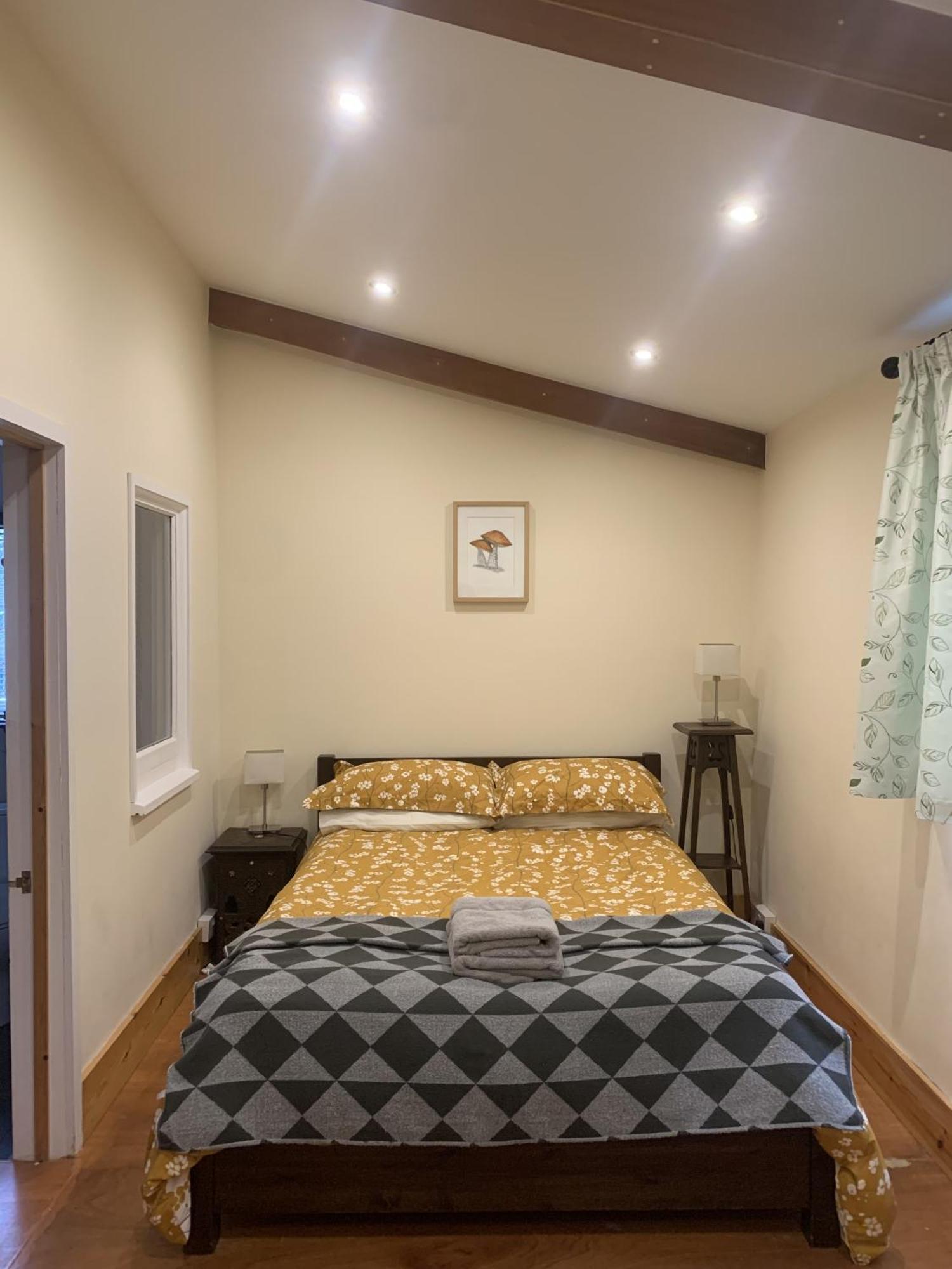 فندق Ceridwen Glamping, Double Decker Bus And Yurts Llandysul المظهر الخارجي الصورة