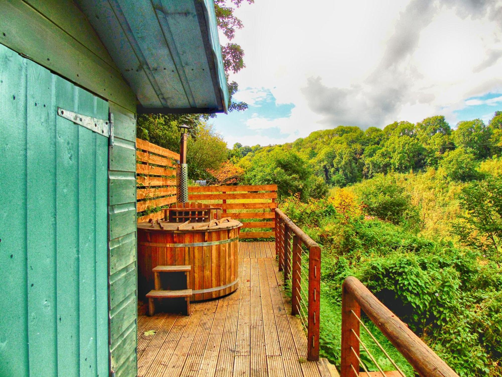 فندق Ceridwen Glamping, Double Decker Bus And Yurts Llandysul المظهر الخارجي الصورة