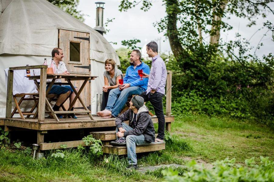 فندق Ceridwen Glamping, Double Decker Bus And Yurts Llandysul المظهر الخارجي الصورة