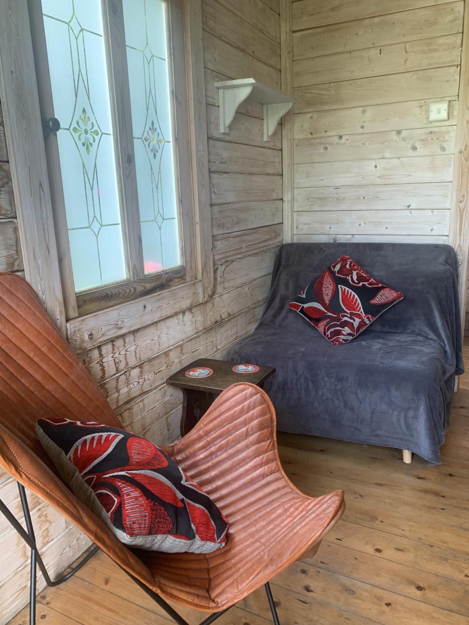 فندق Ceridwen Glamping, Double Decker Bus And Yurts Llandysul المظهر الخارجي الصورة